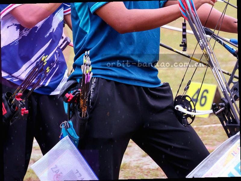 客服保障图：耳机与数据线条构成的服务支持视觉